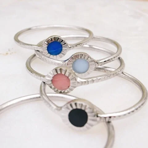 Bague éco-responsable avec un coeur en céramique colorée