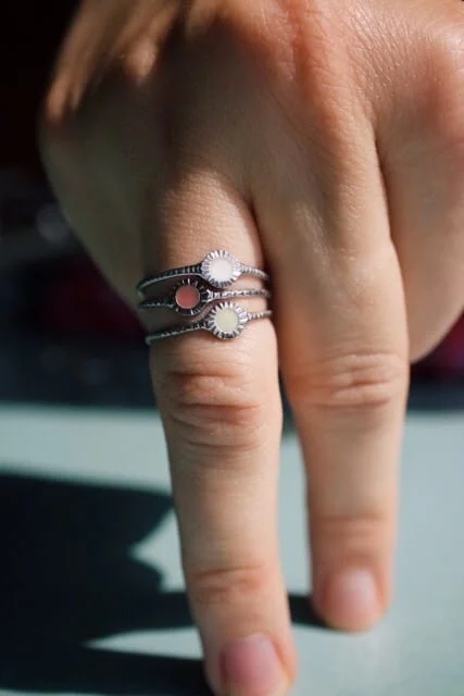 Bague éco-responsable avec un coeur en céramique colorée