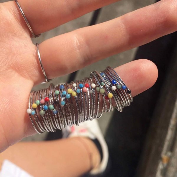 Bague éthique fine avec une pointe de céramique colorée